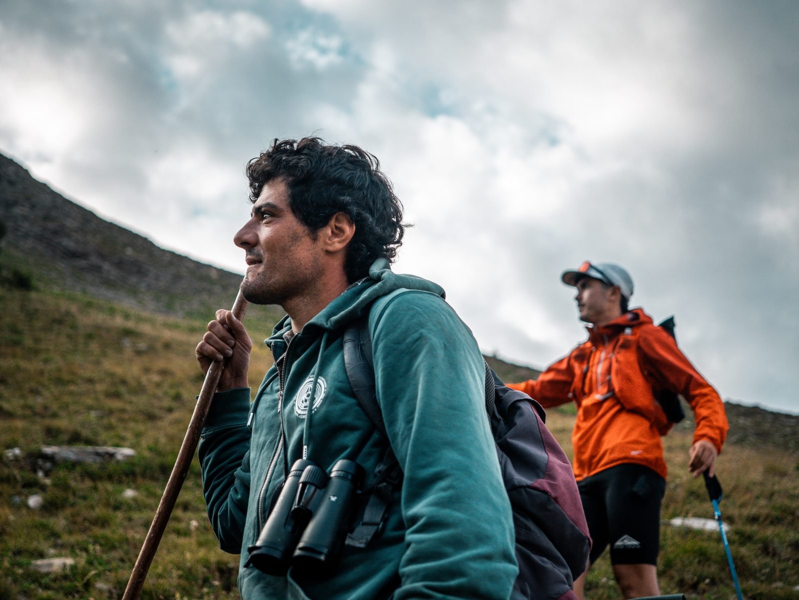 A shepherd with binoculars and a runner on a Champsaur alpage